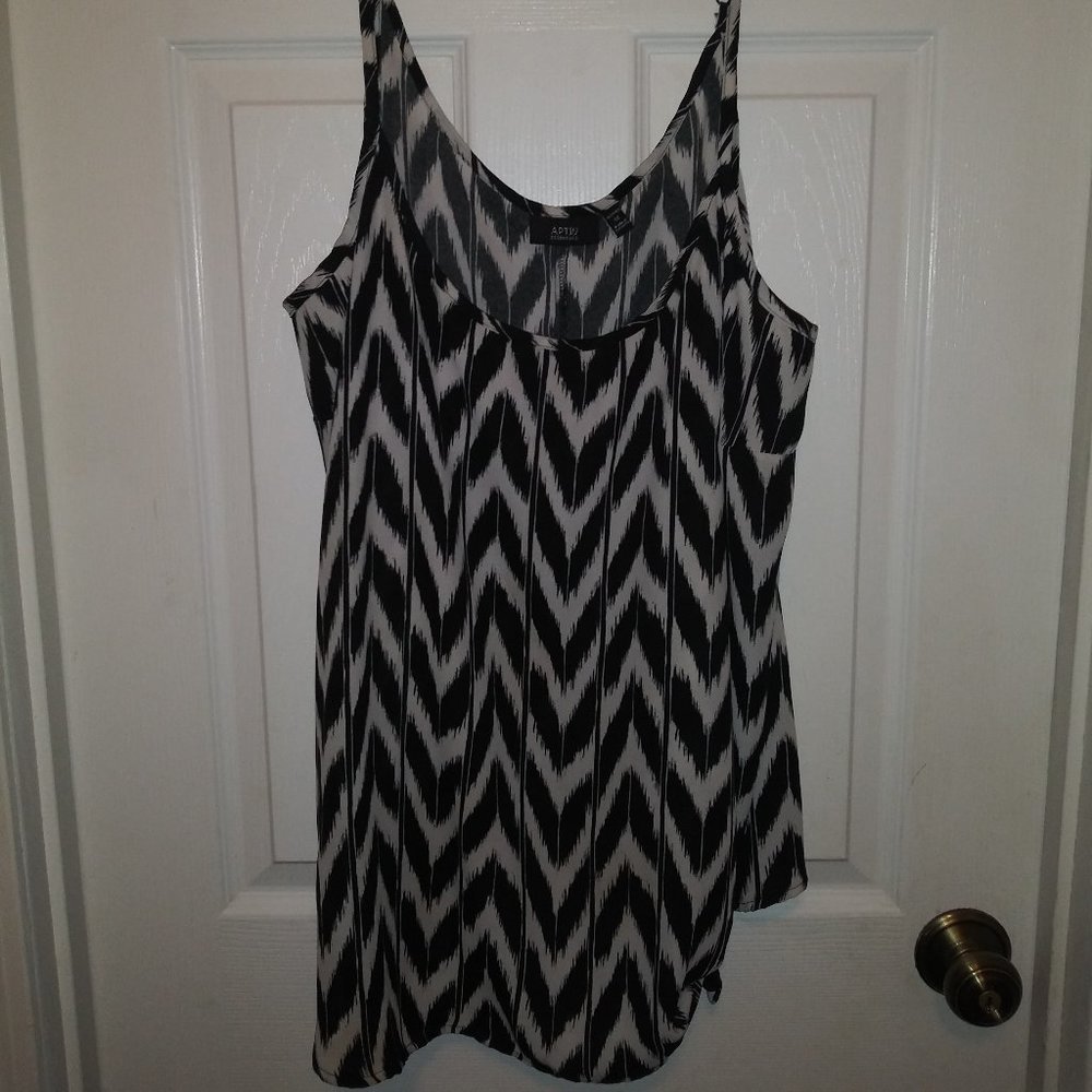 1x Apt 9 Chevron Sleeveless blouse